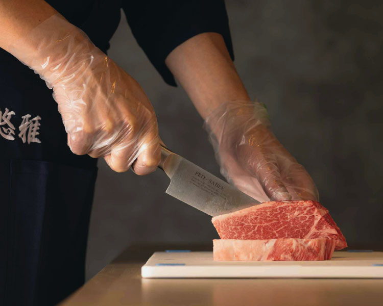 丁寧に育てた牛の肉を、丁寧に仕込む。